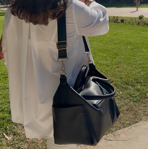 Le sac ALBA porté en bandoulière dans un jardin